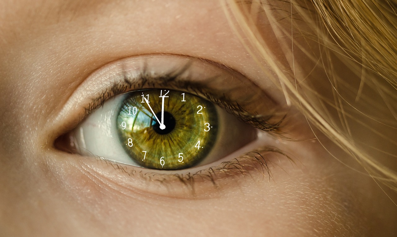 Green eye with a clock on it, symbolizing event registration emails