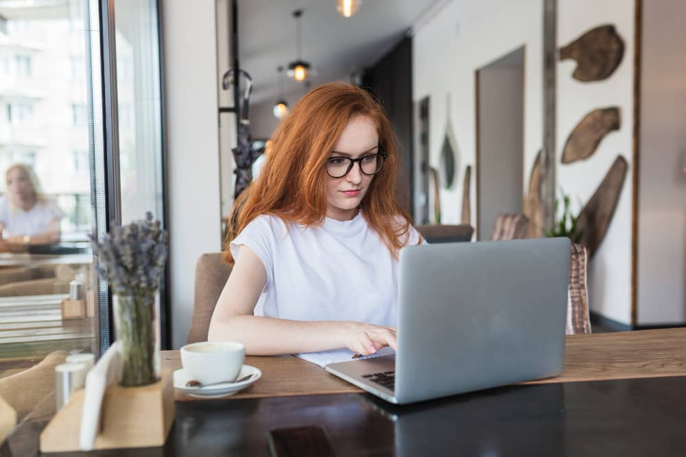 Person writing a professional email following the email etiquette